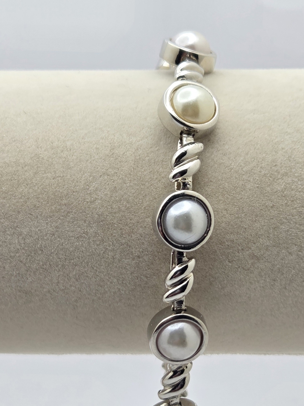 Premier Designs Faux Pearl Station Bracelet Silver Tone Twisted Links Adjustable